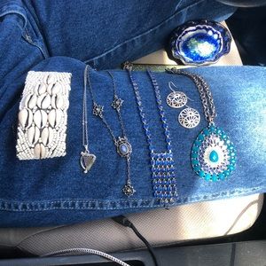 I am selling a set of Jewelry